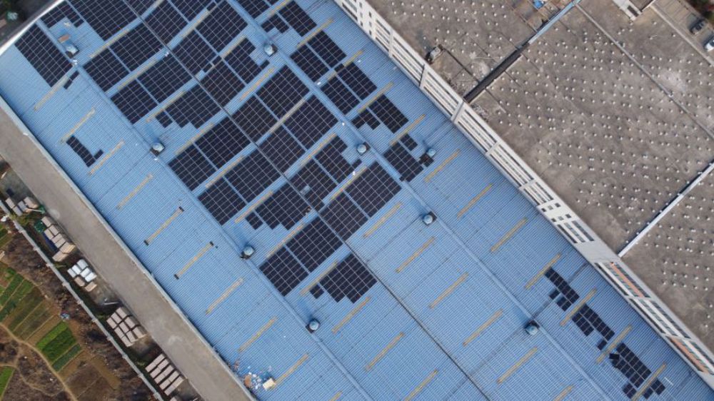 The roof 1.78MW photovoltaic power station project of Yutong Printing Factory in Hefei City, Anhui Province, China is under construction.